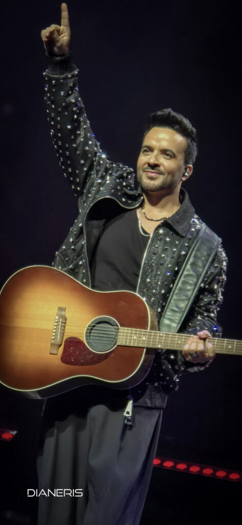 Luis Fonsi | f: @vaneenid