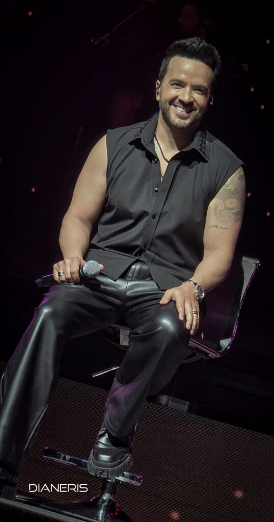 Luis Fonsi | f: @vaneenid