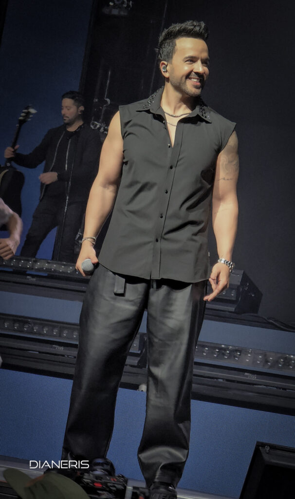 Luis Fonsi | f: @vaneenid